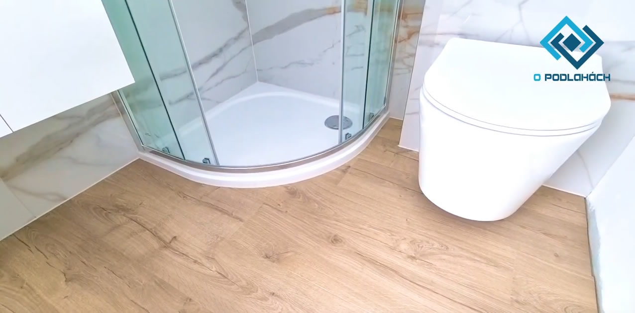 Vode odolná laminátová podlaha Quick Step v kúpeľni